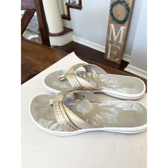 Clarks Brinkley Nora Gold Flip flops Size 11 Comfort Walking Arch Support - Picture 1 of 6